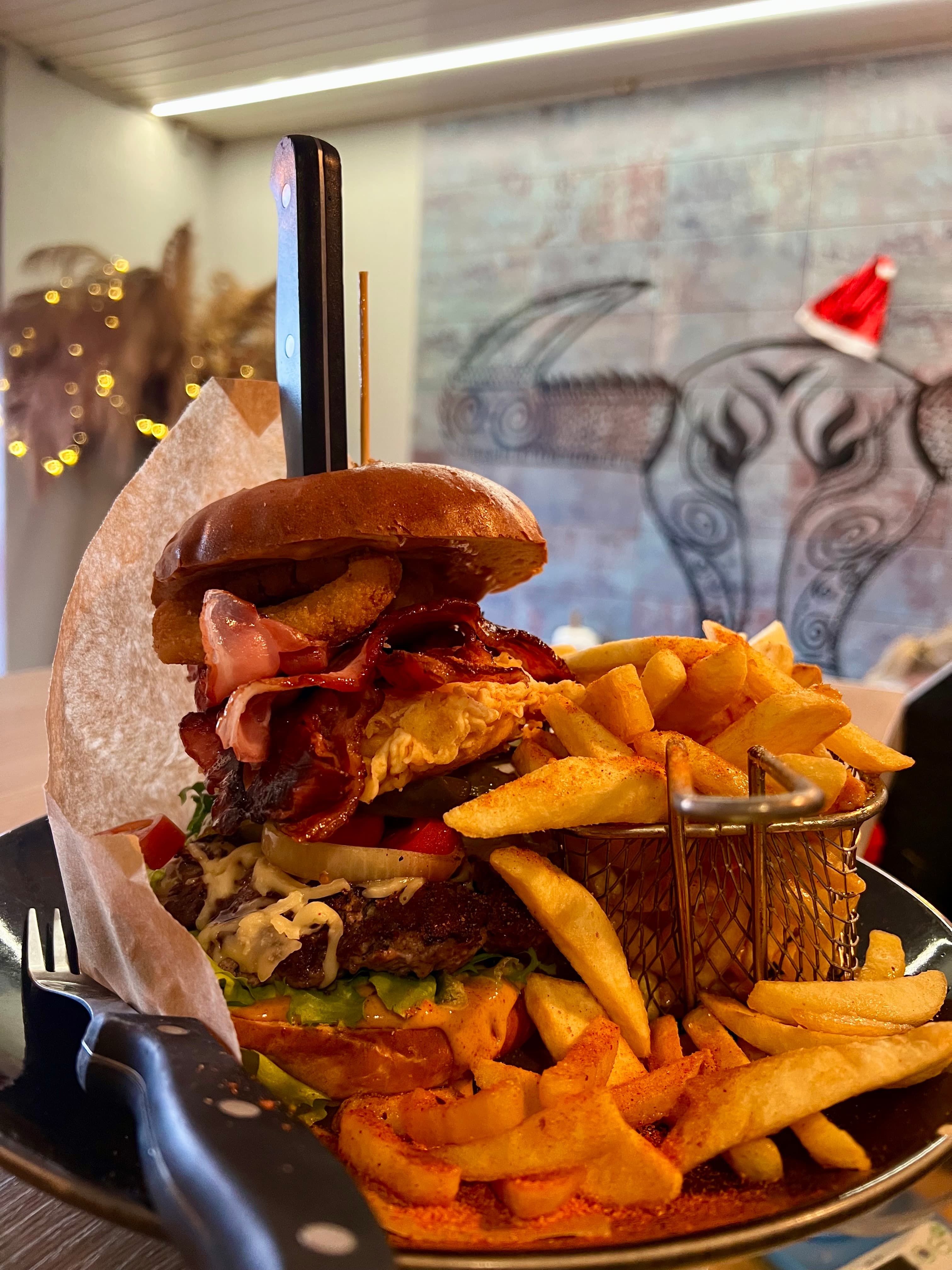 Burger z bekonem i porcją frytek w Burgerowni Dubaj