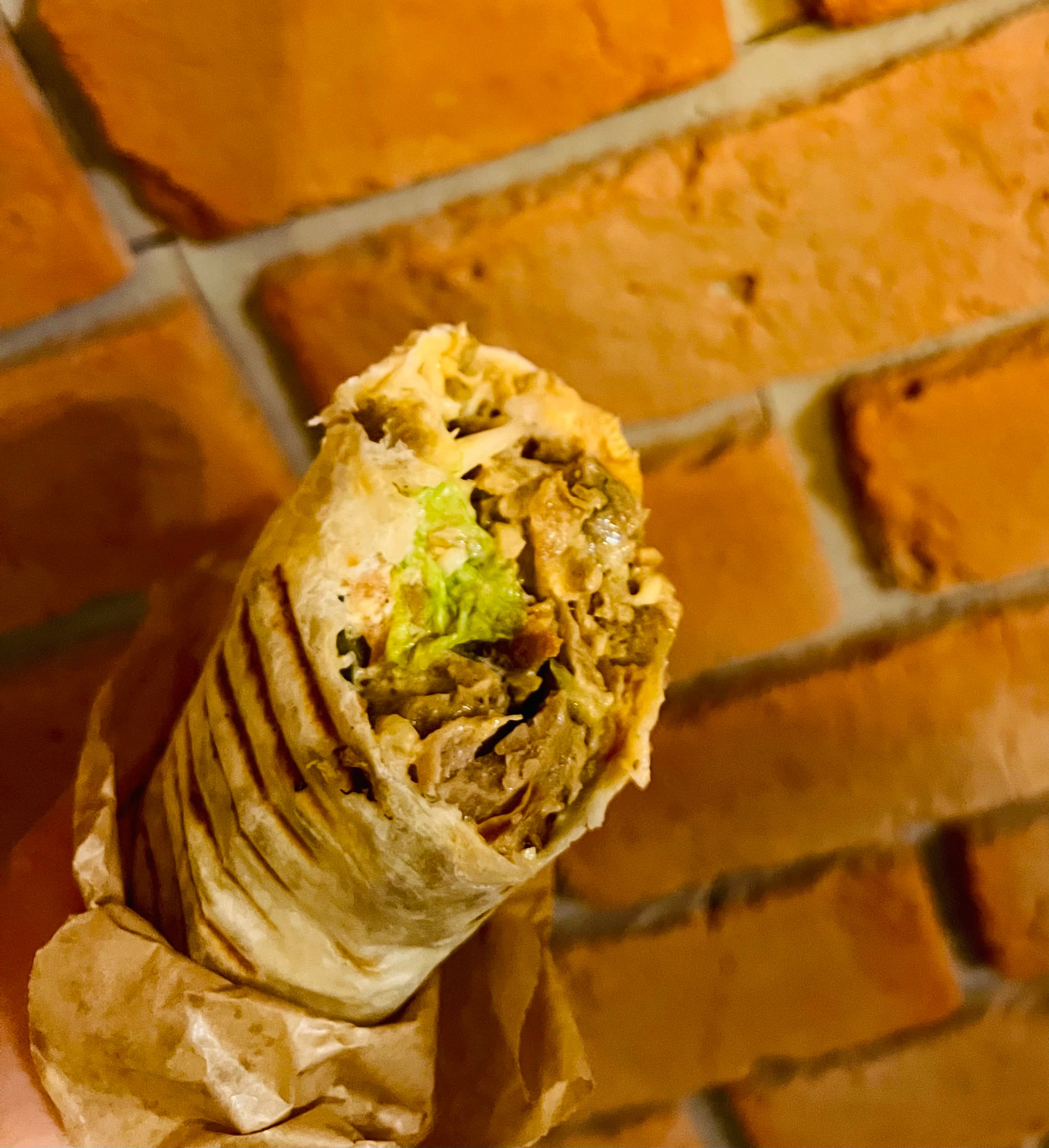 Kebab z mięsem, warzywami i sosem