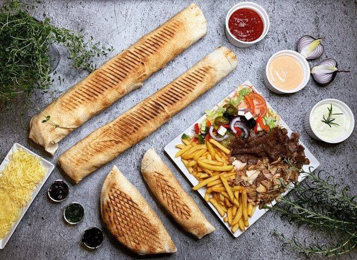 Kebaby w picie i zestaw z mięsem, frytkami oraz warzywami